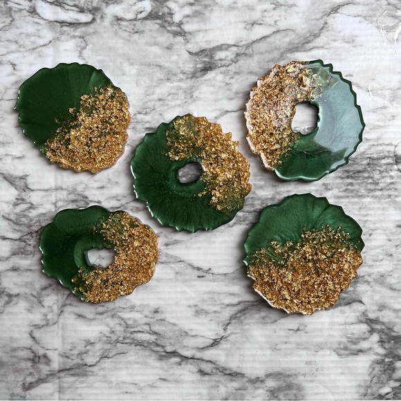 🍀Handmade Green & Gold Leaf Resin Geode Coasters Set - Picture 2 of 9